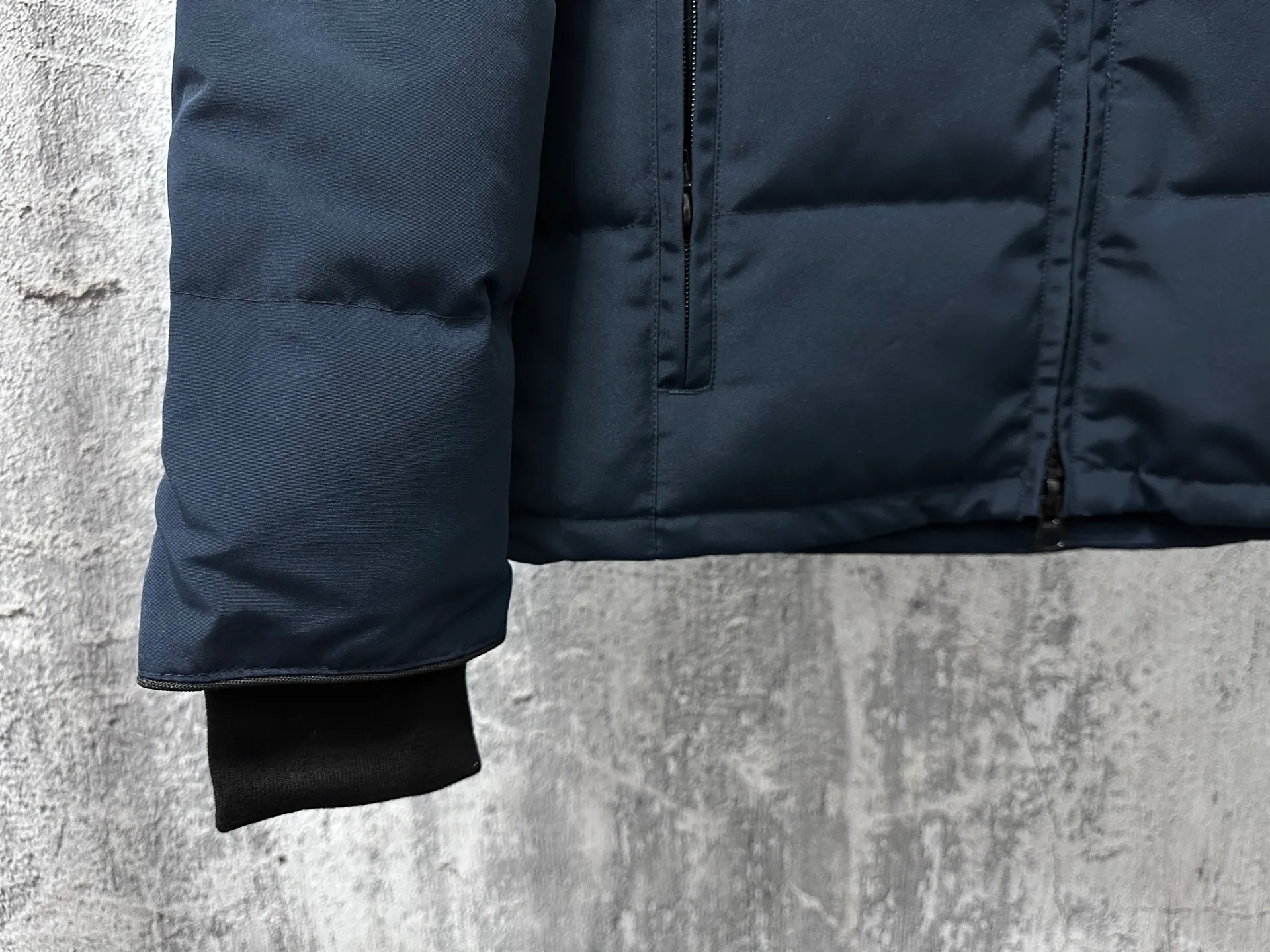 P840 【Canada gooseChelsea】Women's parka down coat, warm and comfortable. The adjustable hood features a high collar and concealed snap closure for extended coverage. And for greater protection against the elements, the detachable wolf fur collar. It features a sturdy YKK® two-way lockable zipper at the center front and a retractable waistband at the inner waist. Designed with internal straps for carrying over the shoulder. Fleece-lined exterior handwarmer pockets. Sturdy ribbed knit cuffs for cold protection and warmth. Sizes: XS-XL